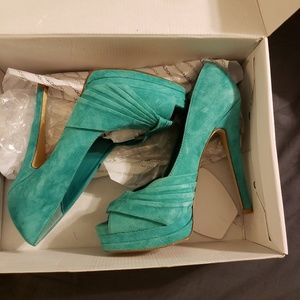 Women Mint Green Crush Velvet Pumps